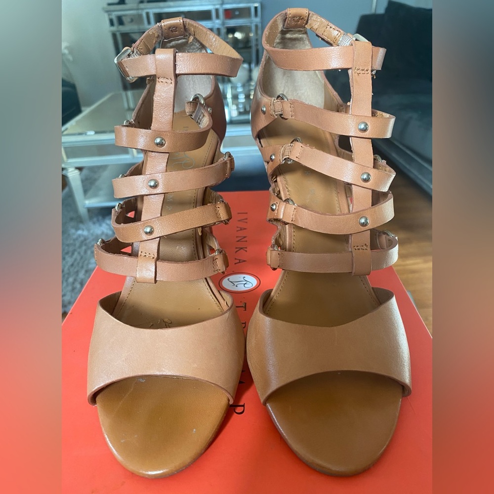 Ivanka Trump medium natural leather size 10 excellent condition
